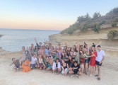 Celá skupina stážistů a maltského Exchange Teamu na skalnaté pláži v St Peter's Pool