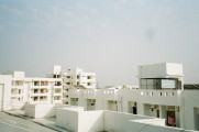 Pohled ze střechy našeho u bytování na ostatní budovy v kampusu