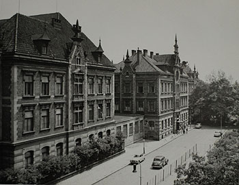 Stará budova fakulty dětského lékařství na Karlově, v níž sídlil děkanát, zbořená 1972. Dnes ústí Nuselského mostu. Archiv Václava Špičáka.