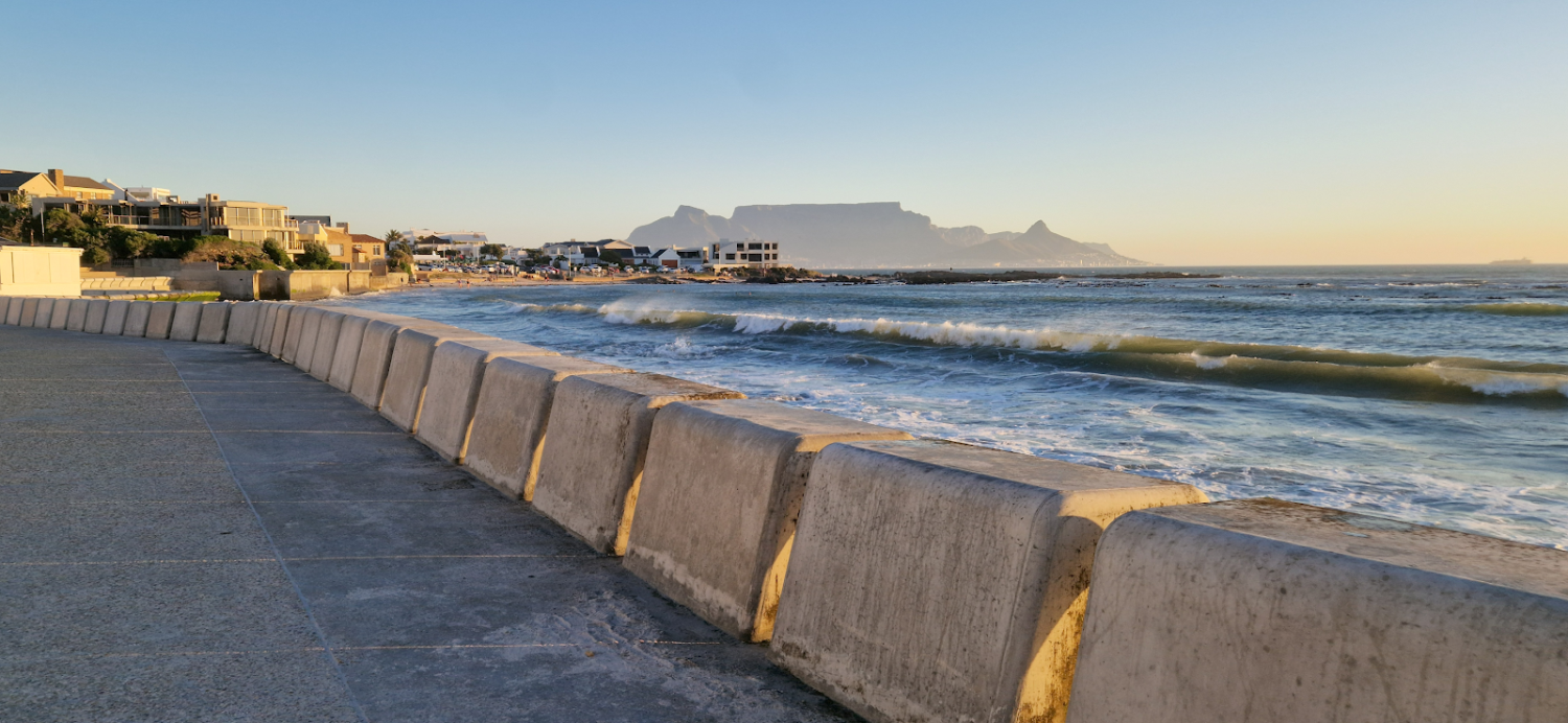 Pohled z Bloubergstrand beach s centrem Kapského Města v pozadí