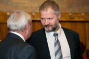 Rektor Václav Hampl (vpravo) s novým děkanem 2. LF Vladimírem Komárkem. Foto: iforum.cuni.cz