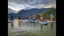 -	Slovinci milujú vodné športy. Počas nášho pobytu sme si vyskúšali paddleboarding na Bohnijsom jazere a rafting na rieke Soča. V Soči som zaplávala svojich najrýchlejších 100 metrov – voda mala totiž len 12 stupňov. 