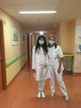 Doktorka Nina, ktorá mi venovala veľké množstvo svojho času. Veľmi rýchlo sme si vytvorili svojský plán spolupráce – každé ráno mi priradila niekoľkých pacientov, preštudovala som si dokumentáciu, zreferovala jej základne fakty, prediskutovali sme prípad a potom sme pacientov spoločne vyšetrili. Nasledovalo hlásenie v angličtine. Zvyšok  dňa sa viezol v štýle freestyle – ďalšie vyšetrenia, konzília, diskusie o diagnózach a terapiách, hľadanie štúdií, debaty s rodičmi a deťmi...