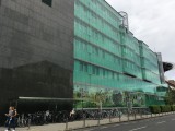 Pred budovou kliniky si môžete všimnúť množstvo bicyklov. Bicykle sú v Ľubľane hlavný dopravný prostriedok. Ľubľana je tomu prispôsobená, všetko je prepojené množstvom cyklistických chodníčkov. Metro a tramvaje by ste tu hľadali márne.  Áut a autobusov tu zase jazdí pomerne málo. Všade bolo vidieť, že Ľubľana myslí ekologicky.