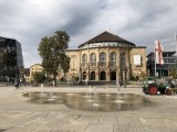 Platz der Alten Synagoge – hlavní náměstí Freiburgu se starým divadlem