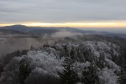 Zimní fotka Schwarzwaldu – výhled z rozhledny Schauinsland 1284 m. n. m., při dobré viditelnosti jsou vidět Alpy