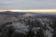 Zimní fotka Schwarzwaldu – výhled z rozhledny Schauinsland 1284 m. n. m., při dobré viditelnosti jsou vidět Alpy