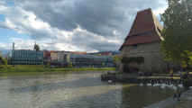 Budova Lekárskej fakulty Univerzity v Mariboru na brehu rieky Drava