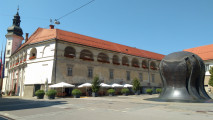 Mariborský hrad s Pamätníkom národného oslobodenia – táto bronzová socha je častým miesto stretnutia (ako Pomník svätého Václava v Prahe)