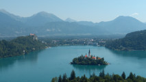 Bledský hrad a jazero Bled s ostrovom na ktorom je postavený kotol