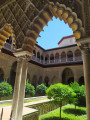Real Alcázar de Sevilla, původně maurská pevnost, je dodnes částečně využíván španělskou královskou rodinou. 