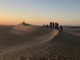 V poušti blízko libyjských hranic při západu slunce.