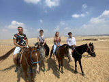 Nepříliš bezpečná jízda na koni v Gíze s pohledem na pyramidy. 