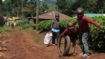  Klasická hračka místních dětí – volná pneumatika a klacek, kterým pneumatiku točí před sebou. 
