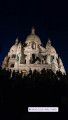 Na schodoch Sacré Coeur sa večer zhromažďovali ľudia a zabávali sa. 