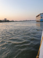 Plavenie sa na „flooka boat“ pri západe slnka