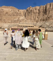S ostatnými „incomings“ pred chrámom kráľovnej Hatshepsut v Luxore