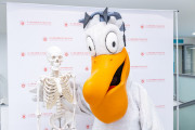 Fakultní maskot Pan Pelikán ve vybrané společnosti.