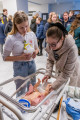Studentky ošetřovatelství ukazovaly, jak se při studiu učí praktické dovednosti. 