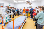 Výherci instagramové soutěže se mohli podívat s dr. Dvořákem na motolský urgent. 