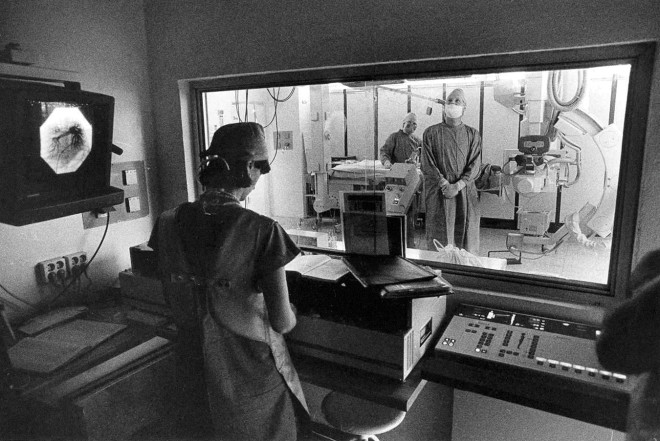 Pohled do pracoviště srdeční katetrizace Pediatrického kardiocentra FNM z rentgenové sladovny – Dr. Stanislav Tůma, sestra Jarmi