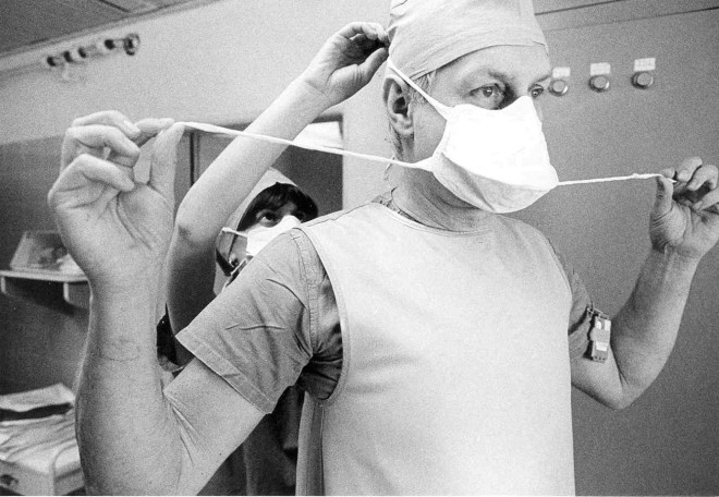 Dr. St. Tůma před výkonem srdeční katetrizace, 1985.