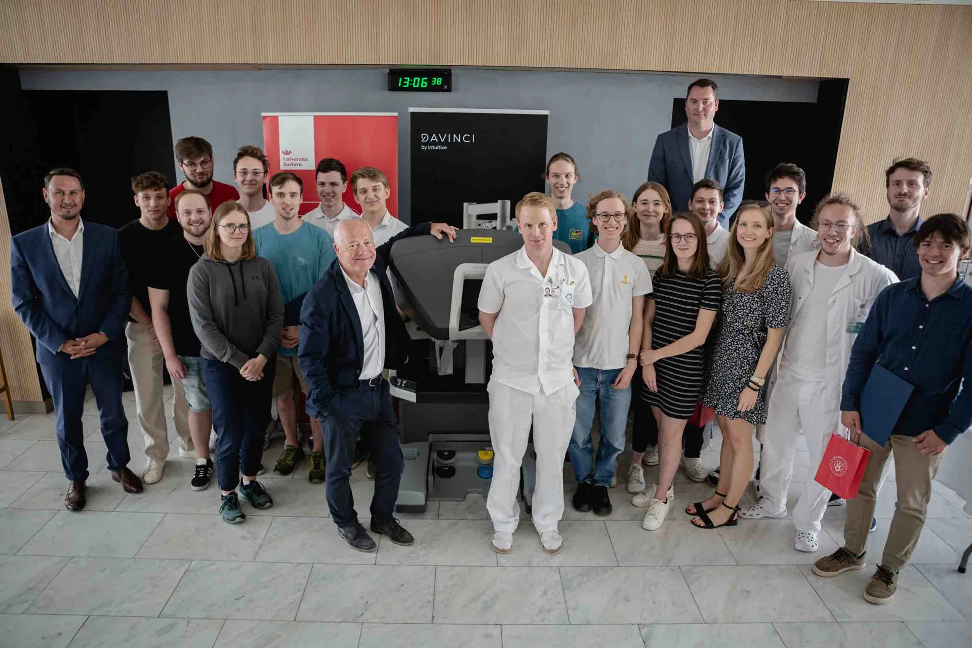 Finalisté, lektoři, zástupci Synektiku, uprostřed děkan prof. Marek Babjuk a dr. Novák