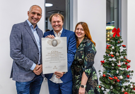 Prof. Tomáš Kalina, dr. Tomáš Milota s diplomem a Mgr. Jitka Smetanová. Foto: Matouš Vokatý