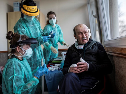 Medici na ulici v ošetřovně. Fotografie: Milan Bureš