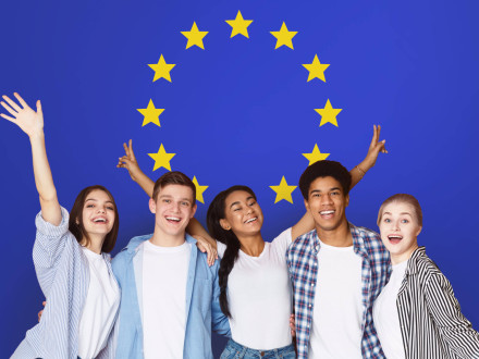 Mladí lidé a vlajka EU v pozadí