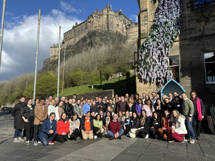Účastníci setkání iniciativy SWEET před hradem v Edinburghu