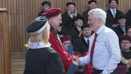 Docent Hrušák přebírá z rukou rektora UK Cenu B. Hrozného.