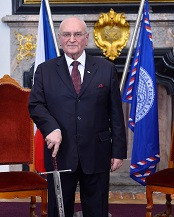 Prof Škába Rytířem lékařského stavu