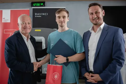 Uprostřed Jan Matějčík, vlevo děkan prof. Marek Babjuk, vpravo František Toth ze Synektiku