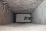 Na dně této pohřební šachty, v hloubce asi 16 m, byl objeven sarkofág, který měl uchovávat tělo zemřelého.